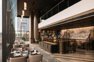 The Clan Hotel Singapore by Far East Hospitality في سنغافورة: تقديم مطعم بالطاولات والكراسي