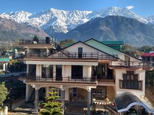 ein Haus mit Bergen im Hintergrund in der Unterkunft Touristen Holiday Home A luxury Villa in Dharamshala