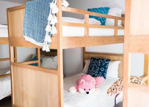 Poschodová posteľ alebo postele v izbe v ubytovaní Miskawaan Villa Wayu