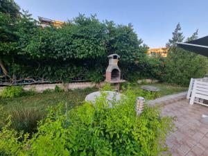 A garden outside Studio Apartment with balcony 300m from beach