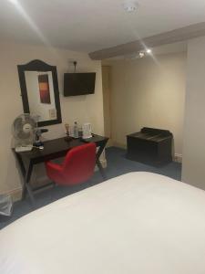 a room with a desk and a red chair at The Star Inn in Ringwood