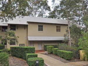 ポーコルビンにあるVilla 1br Merlot Villa located within Cypress Lakes Resortの縞の前の黄色い家