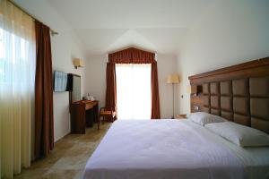 Een bed of bedden in een kamer bij Ölüdeniz Turquoise Hotel - All Inclusive