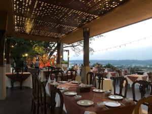 un ristorante con tavoli e sedie e persone sullo sfondo di Tohsang Heritage Khongjiam a Khong Chiam
