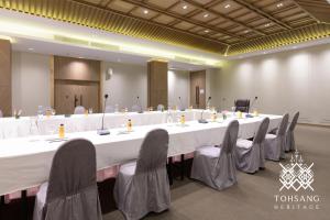 una grande sala riunioni con un lungo tavolo e sedie di Tohsang Heritage Khongjiam a Khong Chiam Altre 216 foto