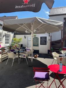 a table and chairs under a large umbrella at The Star Inn in Ringwood