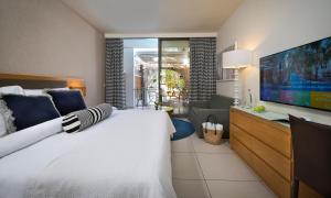 Letto o letti in una camera di Agamim by Isrotel Collection