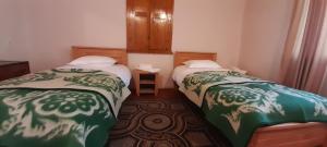 Rúm í herbergi á Guest house Lekhtagi