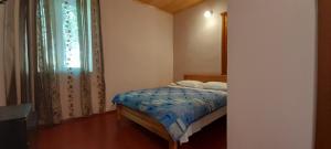 Rúm í herbergi á Guest house Lekhtagi