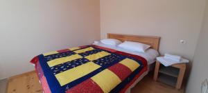 Rúm í herbergi á Guest house Lekhtagi