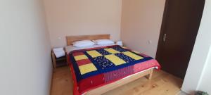 Rúm í herbergi á Guest house Lekhtagi