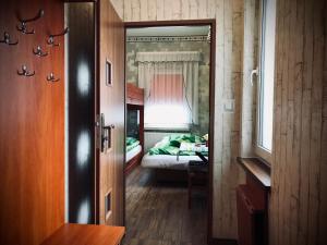 een kamer met een slaapkamer met een bed en een spiegel bij Pokoje Goscinne Gallick in Gdynia