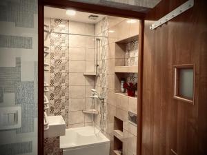een badkamer met een douche, een toilet en een wastafel bij Pokoje Goscinne Gallick in Gdynia