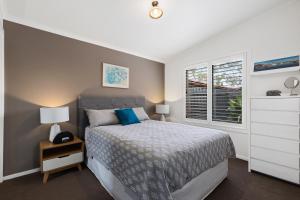 
A bed or beds in a room at Chic 2 Bedroom Keilor
