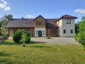 uma casa grande com um quintal em frente em Dom w Skrzydlnej em Skrzydlna