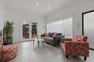 
A seating area at Chic 2 Bedroom Keilor
