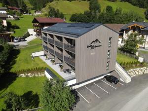 widok nad głową dużego budynku z parkingiem w obiekcie Simple Life Apartments w mieście Rauris