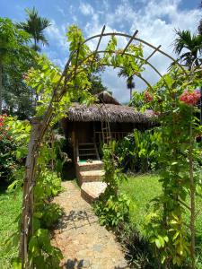 Pu LuongにあるPù Luông Ecolodgeの茅葺き屋根の小屋