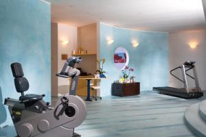 a room with a gym with a exercise bike and a treadmill at Hotel Maximilian in Malcesine