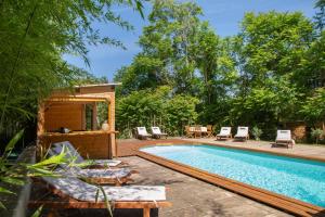 Swimming pool sa o malapit sa Chambre d'Hôtes Au Jardin Des Saveurs