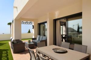 a living room with a table and chairs at Villa Pueblo Don Thomas in Playa de Santiago