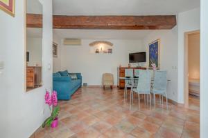 Μια τηλεόραση ή/και κέντρο ψυχαγωγίας στο Apartments Obala