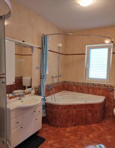 Ένα μπάνιο στο Apartments Barisic Hrvatskih Žrtava 404 Seget Vranjica +149 φωτογραφίες