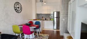 uma cozinha com uma mesa e cadeiras e um frigorífico em Apartment Przno LUX em Podličak