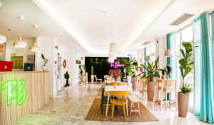 a dining room with a table and chairs at Hotel Blumen in San Benedetto del Tronto