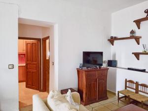 een woonkamer met een bank en een tv bij Pantheon in Serres
