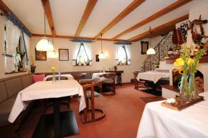 ein Restaurant mit Tischen und Stühlen in einem Zimmer in der Unterkunft Frühstückspension Haus Kreuzmayr in Gaschurn