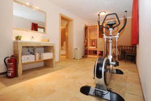 einen Fitnessraum mit einem Heimtrainer in einem Zimmer in der Unterkunft Frühstückspension Haus Kreuzmayr in Gaschurn