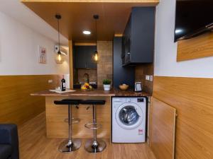 A kitchen or kitchenette at Swimsuit Friendly Holiday Home