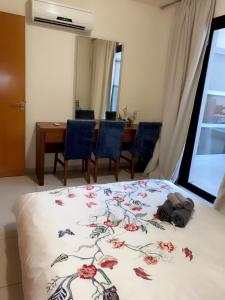 1 dormitorio con 1 cama y 1 mesa con sillas en Larnaca Beach Apartment, en Lárnaca
