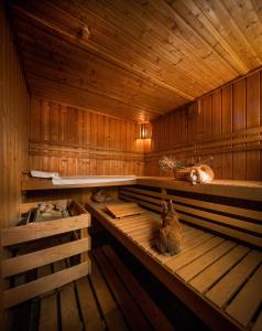 dos gatos sentados en el interior de una sauna en Gartenhotel Fettehenne, en Erkrath