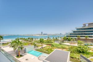een balkon met uitzicht op de oceaan bij Palm Jumeirah Luxury Apartments by Propr in Dubai