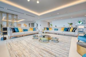 een grote woonkamer met banken en een tapijt bij Palm Jumeirah Luxury Apartments by Propr in Dubai
