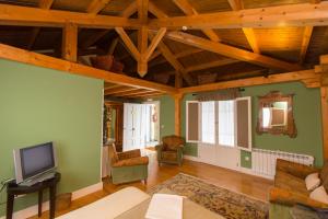 A television and/or entertainment centre at Hotel Rural Casa Xusto