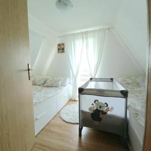 Postel nebo postele na pokoji v ubytování Kuća za odmor Bitoševje + 37 fotografií