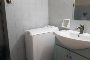 Kúpeľňa v ubytovaní Blue Apartment - Athens Center, 4 BD, 2 BATH + 11 fotografií