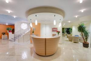 Vstupní hala nebo recepce v ubytování Hotel Maximilian + 37 fotografií
