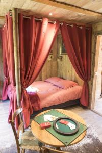 1 dormitorio con cama, mesa y sidx sidx sidx de mesa en Chalet Saloon avec SPA privatif en illimité en Le Biot