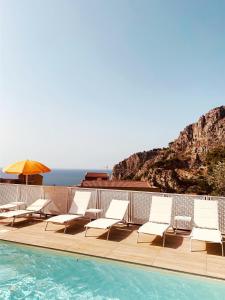 een groep ligstoelen en een zwembad bij B&B Villa Di Giorgi in Cefalù