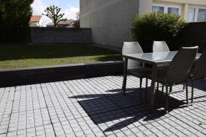 une table et des chaises assises sur une terrasse en briques dans l'établissement A 20 mn du Puy du Fou coquette et fonctionellle, à Mauléon