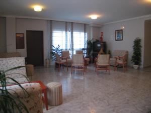 una sala de estar con sillas y una mesa y una habitación en Hotel San Cristobal, en Coria