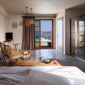 Televízia a/alebo spoločenská miestnosť v ubytovaní Aletri Swim Up Boutique Hotel