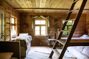 מיטה או מיטות קומותיים בחדר ב-Pärdi talu aidamaja