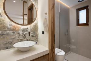 Kúpeľňa v ubytovaní The Authentic Village Boutique Hotel + 37 fotografií