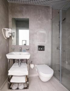 モスクワにあるTurris Hotel Taganskyのバスルーム(洗面台、トイレ、シャワー付)