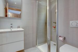 een badkamer met een douche en een wastafel bij ALTAKA 3 in Morzine